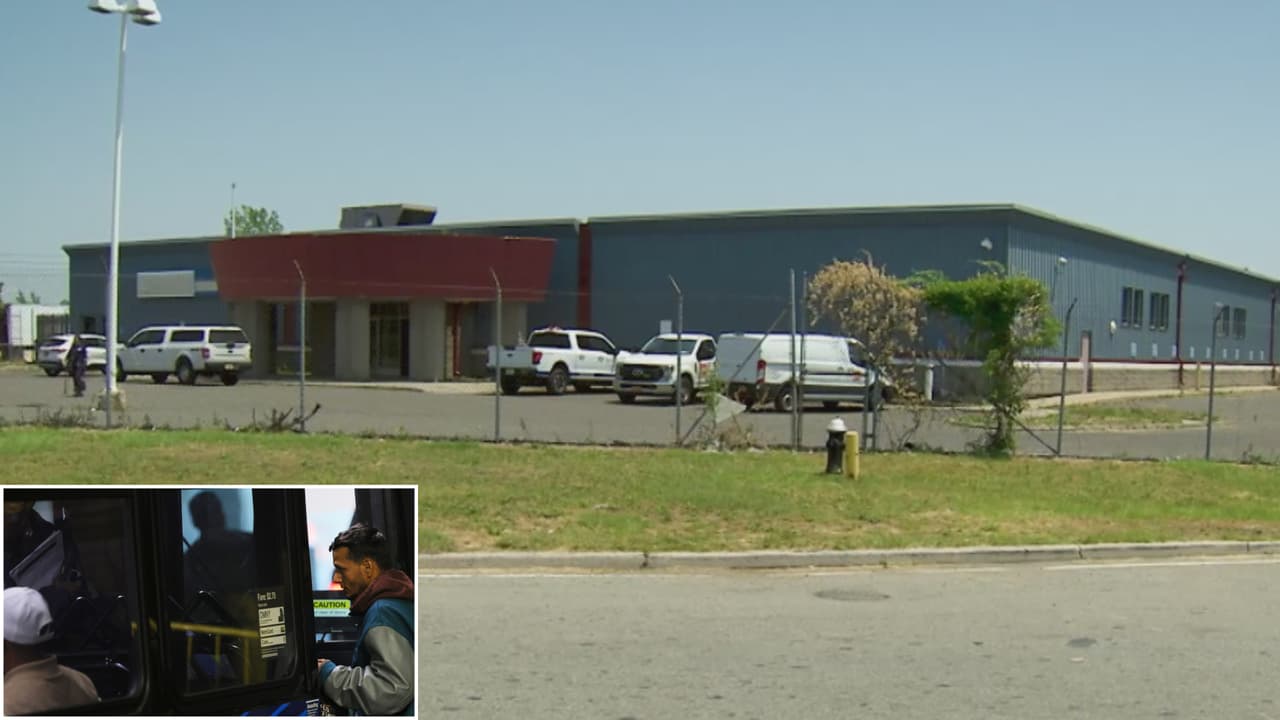 Un depósito para aviones en el Aeropuerto Internacional JFK sería uno de los espacios para seguir ubicando a los inmigrantes, analizan Eric Adams y la gobernadora Kathy Hochul. Sin embargo, la Coalición del Inmigrante no lo ve como una buena alternativa.