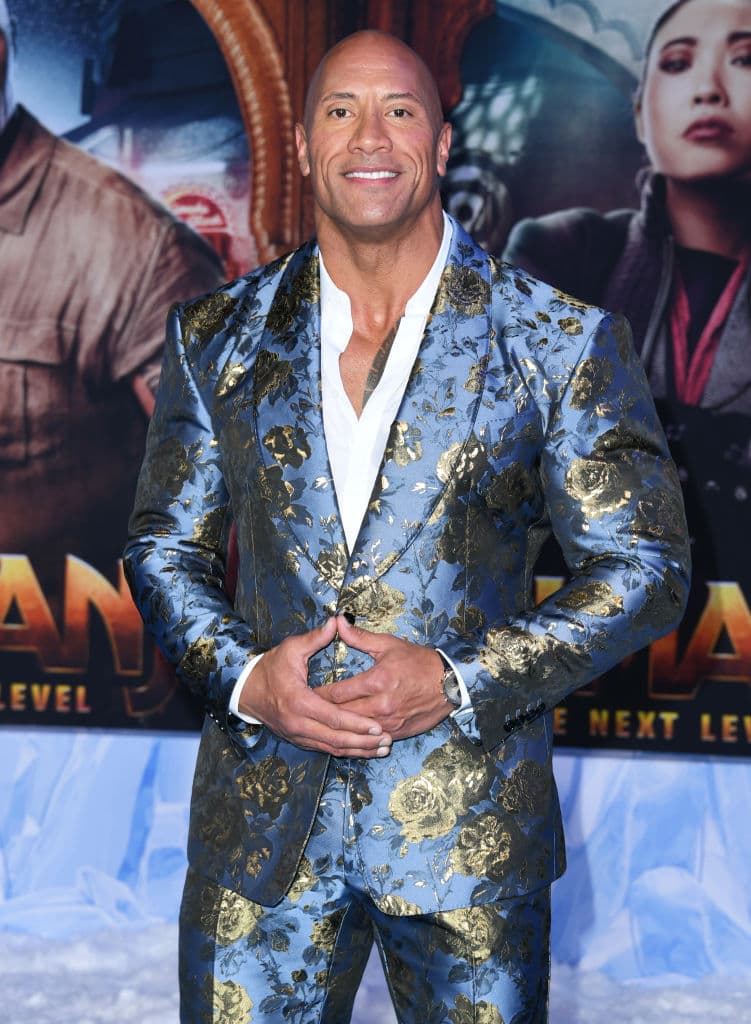 A través de un video que publicó en sus redes sociales, 
<b>Dwayne Johnson</b> informó que tanto él, como su esposa e hijas, dieron positivo por COVID-19. "Desearía que fuera solo yo quien dio positivo, pero no fue así, fue toda mi familia, así que fue una verdadera patada en el estomago", dijo 'La Roca'.