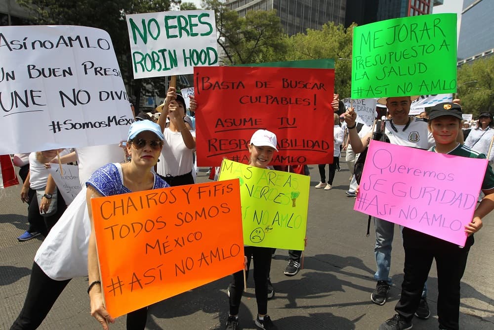Este lunes, el presidente López Obrador se refirió a las protestas. Durante una rueda de prensa, mostró su respecto a las manifestaciones, pero dijo que no iba a cambiar porque quiere una "transformación" para México.