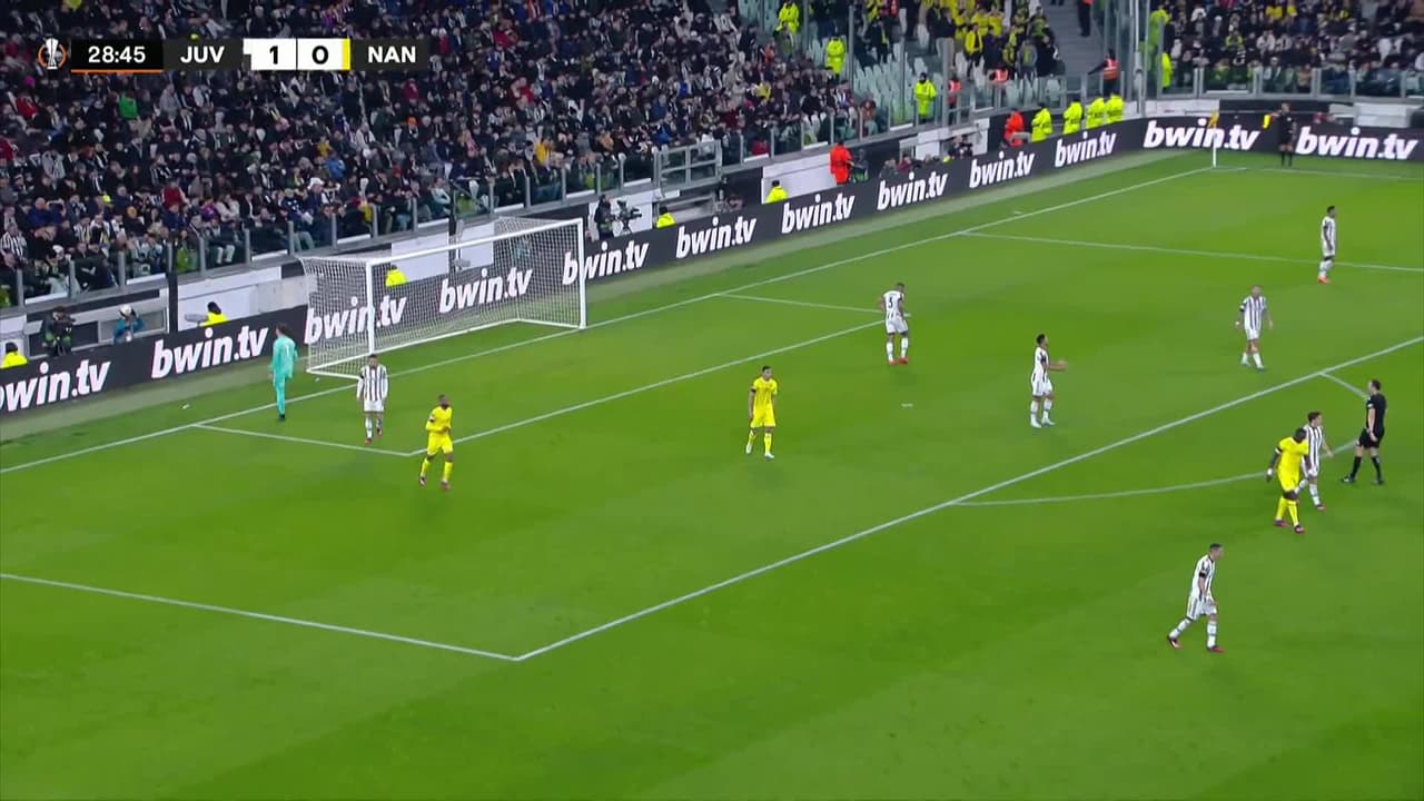 ¡TIRO ATAJADO! disparo por Ludovic Blas.