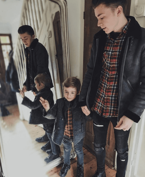 El blogger y Alfie terminaron la grabación de este vídeo con la frase "puedes ser quien quieras ser".