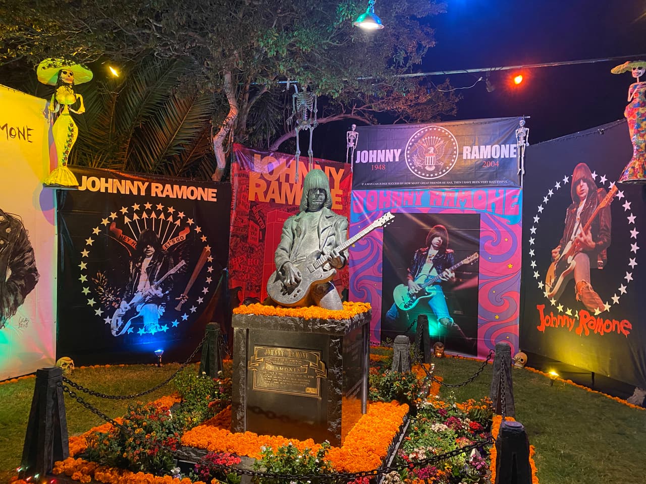 Más de 100 altares con flores de cempasúchil, veladoras, pan, bebidas, fotografías y otras ofrendas se llenan de luz, amor, respeto y alegría para honrar las vidas de quienes partieron antes, pero no serán olvidados.