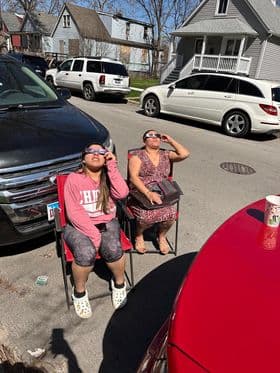 Al sur de Chicago se alistaron para disfrutar del eclipse parcial.
