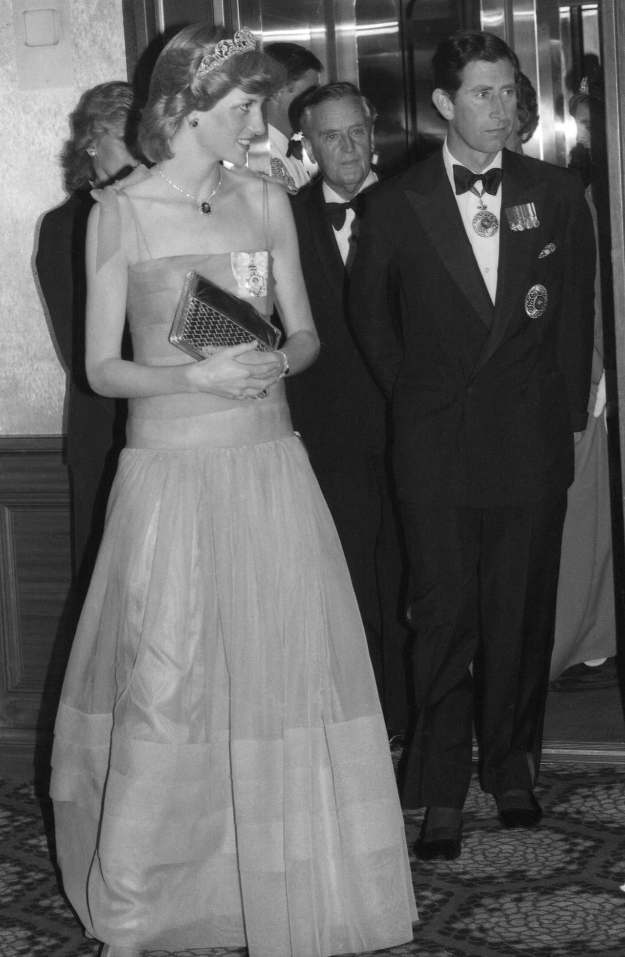 A finales de los 80 ya se notaba que la pareja tenía problemas y a principio de los 90 ya hubo un distanciamiento entre Carlos y Diana.