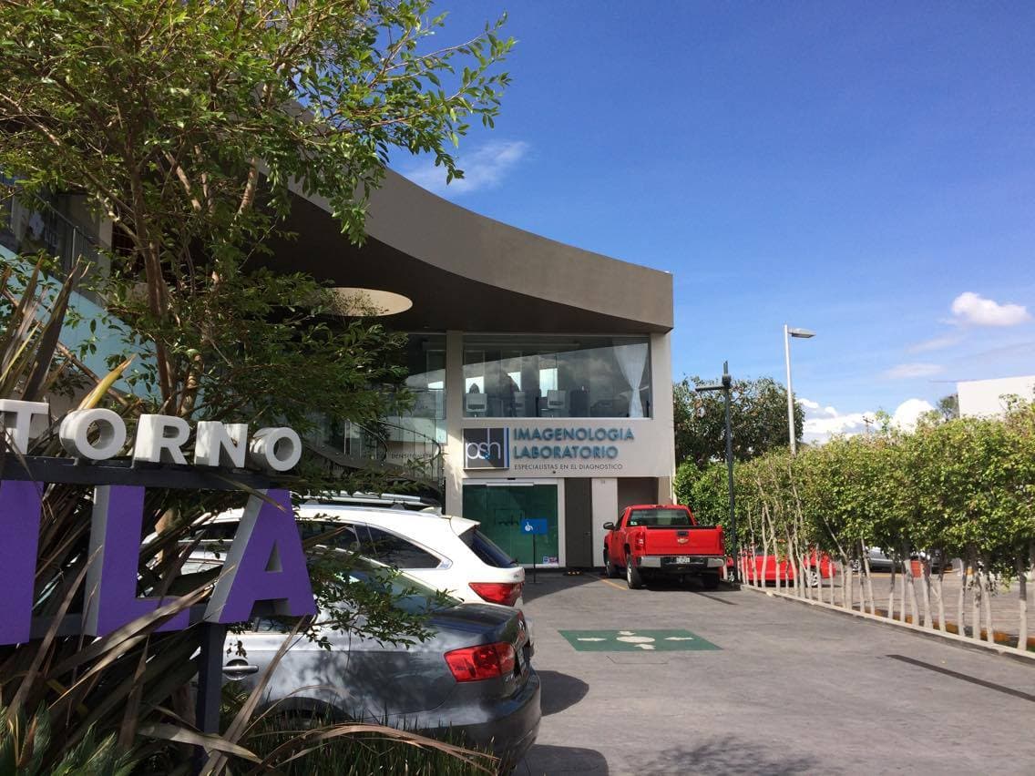 Otra de las empresas relacionadas con el futbolista Márquez es un laboratorio dentro de una plaza comercial localizada en la colonia Monraz, Guadalajara. Los empleados aseguraron a Univision Noticias que el establecimiento sigue operando de forma regular.