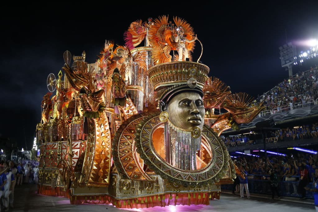 Pero el sector privado financia la mayor parte de los desfiles, cuyas carrozas y vestimentas alcanzan sumas de varios cientos de miles de dólares.