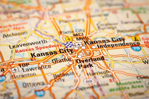 El índice de la investigación hecha por el
<a href="http://coli.org/quarter-1-2019-cost-of-living-index-released/" target="_blank">Concejo de Investigación Comunitaria y Económica</a> se calcula por porcentaje.
<b>Mientras más bajo el número, más barato es el costo de vida. </b>
<br>10. Pittsburg, una ciudad de 20,000 habitantes ubicada en el condado de Crawford County, en el estado de Kansas tiene un índice de 82.1. El alquiler promedio es de 638 dólares y los ingresos promedios por hogar son de 31,948 dólares.