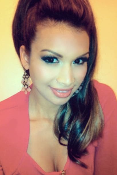 A través de las famosas fotos 'selfies' es como nuestra reina mantiene una estrecha relación con sus seguidores. Este tipo de fotos se han convertido en un fenómeno y no hay quién no se haya tomado una. Ahora puedes subir la tuya con el hashtag #NBLselfie para ganar un kit de belleza, los detalles aquí