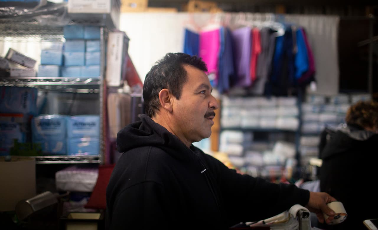 "Estaba escuchando por televisión lo que dijo Trump, pero no pensamos que es una buena idea porque aquí todos los negocios que están en Hidalgo y McAllen casi dependen el 90% del lado mexicano y claro que nos va a afectar a todos", afirma Antonio Bautista, un comerciante de origen mexicano que vende equipos, uniformes e insumos médicos en el condado Hidalgo.
<br>