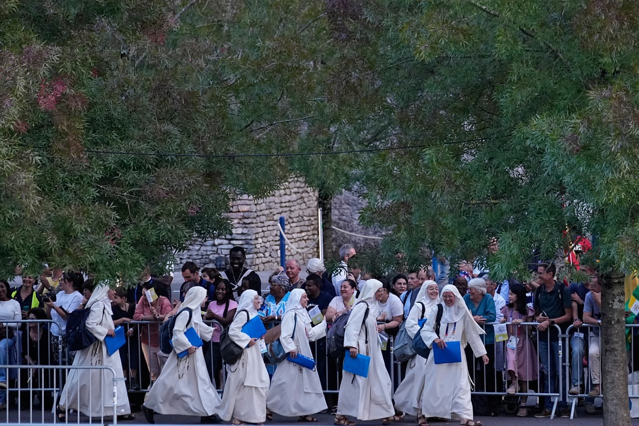 Monjas llegan para una oración con el Papa León XIV en la Gruta de las Apariciones, en Lourdes.