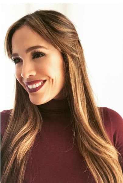 Usa una línea divisoria en tu cabello y logra un peinado tierno y clásico.