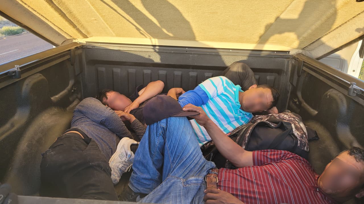 Las autoridades encontraron a cinco indocumentados más en la cama bajo una cubierta de lona cerrada.