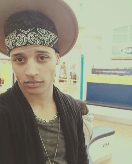 Los colores oscuros son por los que más se inclina a la hora de combinar sus prendas.