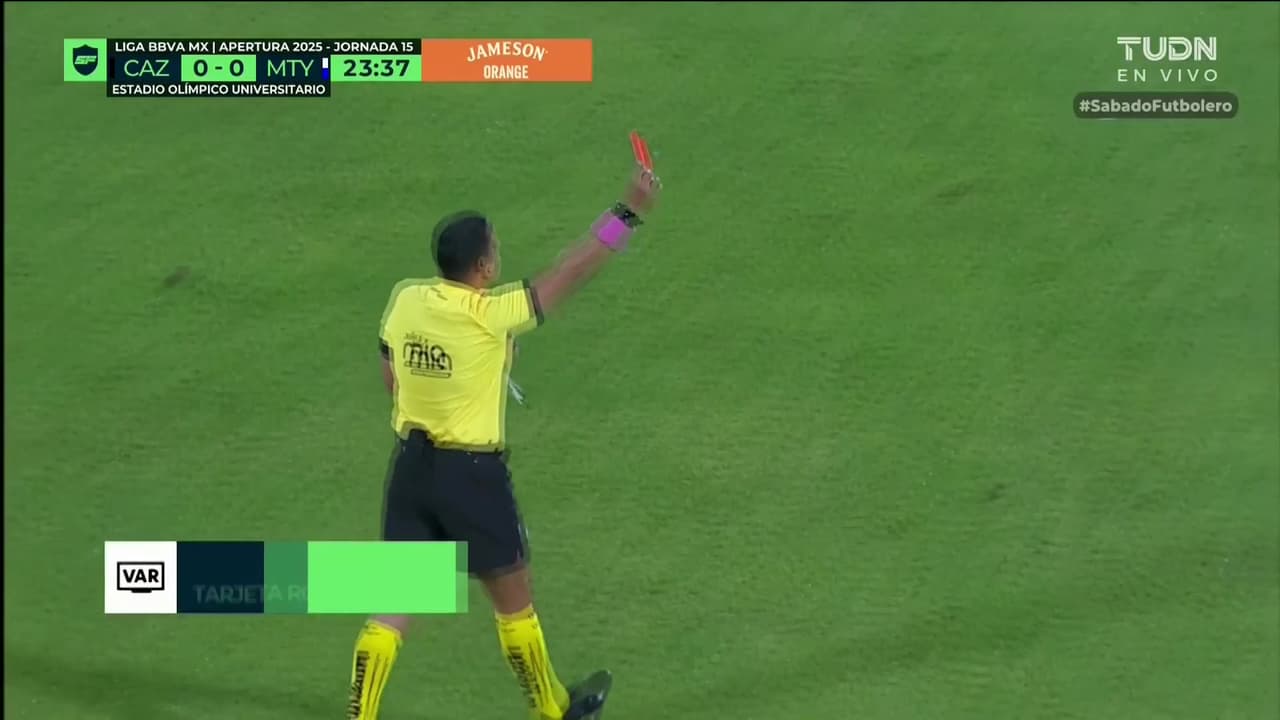 ¡Roja para Óliver Torres! ¡Rayados se queda con 10 por esta entrada temeraria!