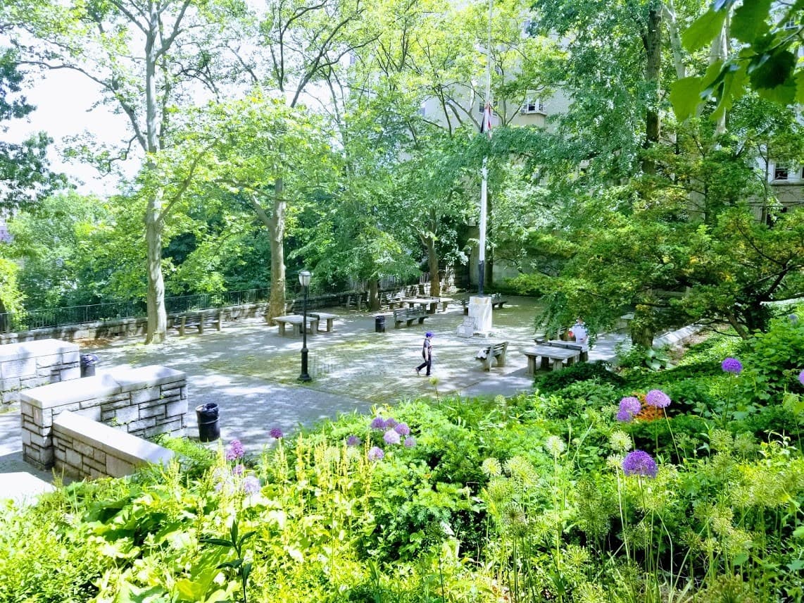 <b>Fort Tryon</b> es un parque público donde se pueden dar agradables paseos y donde también se encuentra el Met Cloisters. Se encuentra en Riverside Dr hasta la calle Broadway, New York, NY 10040 y está abierto hasta la 1am todos los días. 
<br>