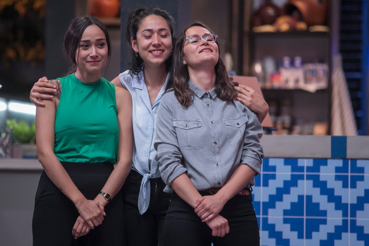 Viri, Jessy y Andrea fueron las primeras en enterarse de que seguían en la competencia. Aquí los rostros de alivio de las hermanas.