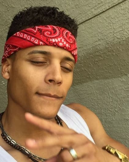 Pero además, le gusta usar pañoletas.