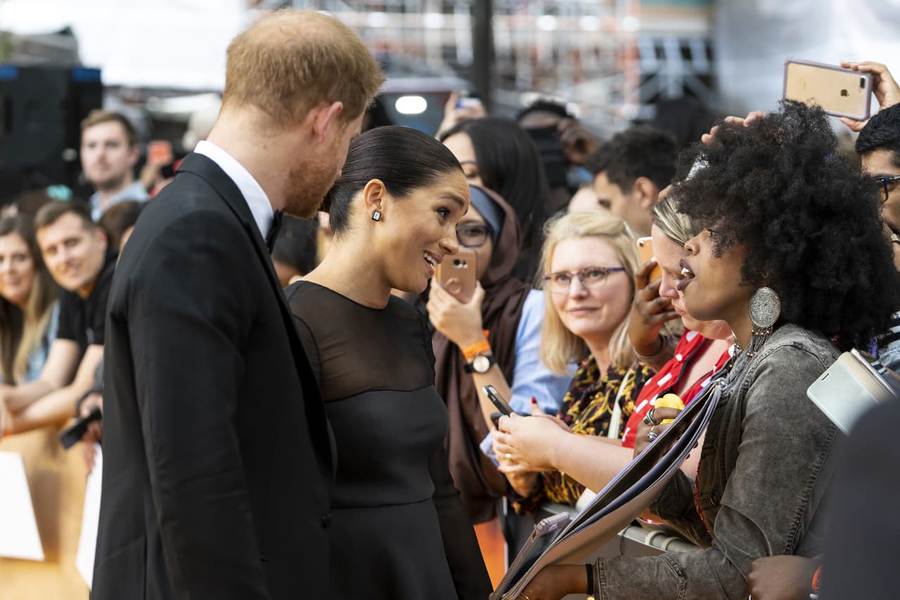 Sin embargo, fue Meghan Markle quien más tiempo le dedicó a la plática con los fans.