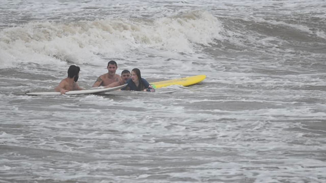 Uno de los surfistas vio a las dos jóvenes en medio del agua y fue a su rescate.