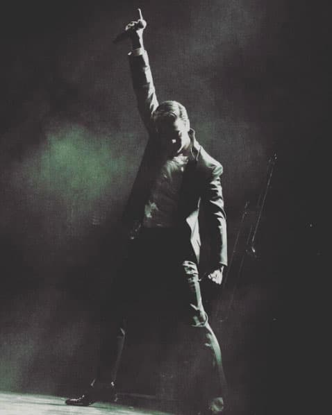 Aunque nos cautivó con su personaje en 
<i>El hotel de los secretos</i>, 
<b><a href="http://www.univision.com/temas/carlos-rivera" target="_blank">Carlos</a></b> se encuentra de gira con su 
<i>Tour Yo creo</i>, con el que ha tenido muy buena aceptación en México, España y otros países.