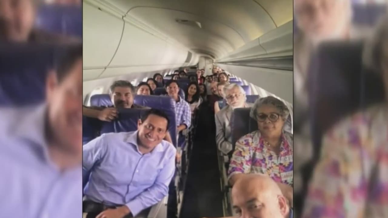 <b>¿Pueden ser arrestados los representantes?</b>
<br>
<br>La Cámara de Representantes, no el gobernador Abbott, puede enviar a las fuerzas del orden para regresar a los miembros ausentes. De acuerdo con la ley, pueden hacer que los arresten y los lleven de regreso al Capitolio estatal en lo que se conoce como "Llamada de la Cámara".
<br>
<br>
<b>La policía de Texas no puede arrestar a miembros que estén fuera del estado.</b>