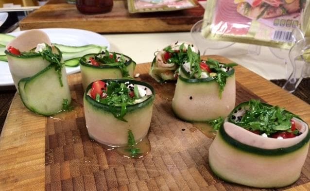 Chef Oropeza nos enseña a preparar rollos de pepino con pechuga de pavo y lechuga.