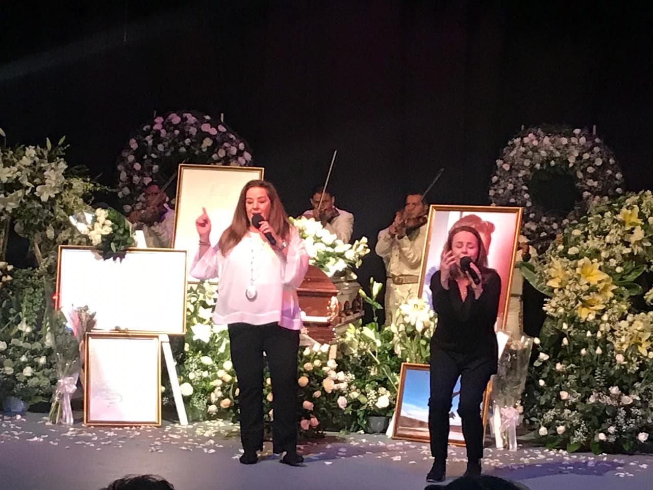 Las hermanas Isabel y Mayté Lascurain, del grupo Pandora, subieron al escenario para interpretar el tema 'Si nos dejan' al unísono con el mariachi. Visiblemente afectada, Isabel comentó: "Es una enorme guerrillera, primero agradecerle que nunca se decidió a cantar, nos quisimos de una manera muy especial. Descanse en Paz".