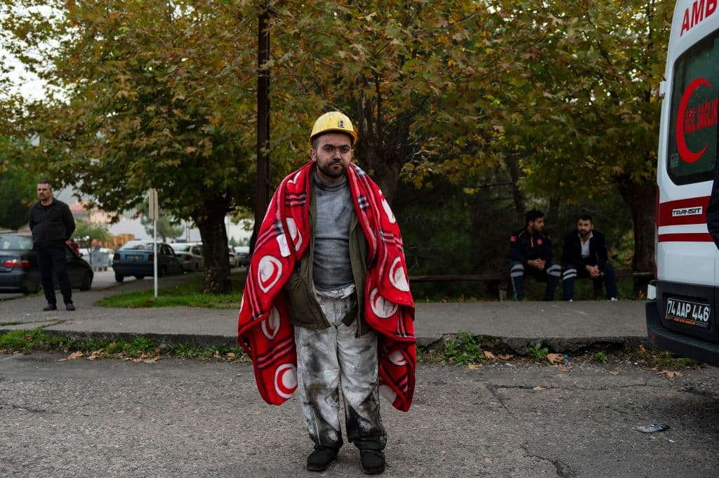 "No sé qué pasó. Hubo una presión repentina y no pude ver nada", dijo a la agencia de prensa estatal Anadolu un minero que pudo salir de los túneles por sus propios medios.