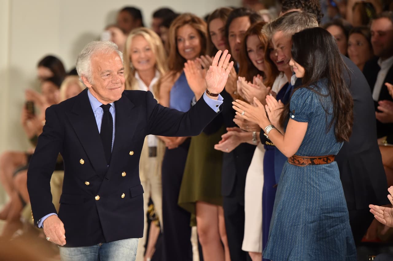 <b>Ralph Laurent (diseñador de moda)</b>
<br>
<br>Patrimonio neto: 6,800 millones de dólares.
<br>
<br>Primer empleo: vendedor de corbatas.
<br>
<br>Luego del servicio militar, el diseñador neoyorquino de origen judió consiguió trabajo como vendedor de corbatas en una tienda de ropa elegante en la Gran Manzana. Más adelante encontró trabajo en otra compañia que además le permitía diseñar y vender sus propias corbatas,
<a href="https://bragvintage.com/history/the-history-of-ralph-lauren"><u>el origen de su importante empresa de moda</u></a>.