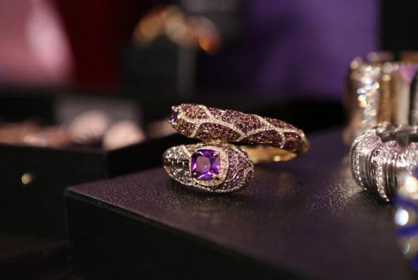 Trabaja con oro, diamentes, piedras preciosas, oro rosado y materiales de alta calidad.