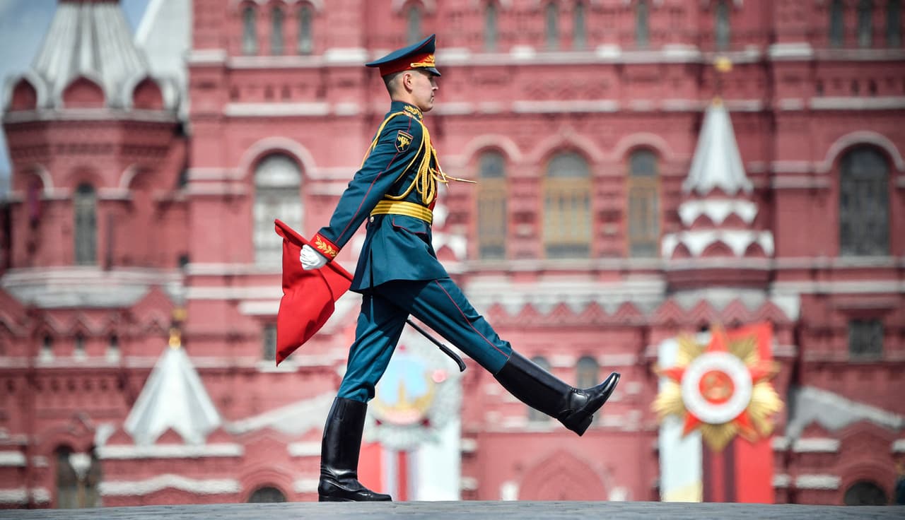Una guardia de honor rusa marcha en la Plaza Roja.
<b>Una encuesta reciente realizada por el respetado Centro Levada independiente encontró que el 82% de los rusos siguen preocupados por la campaña militar en Ucrania.</b>