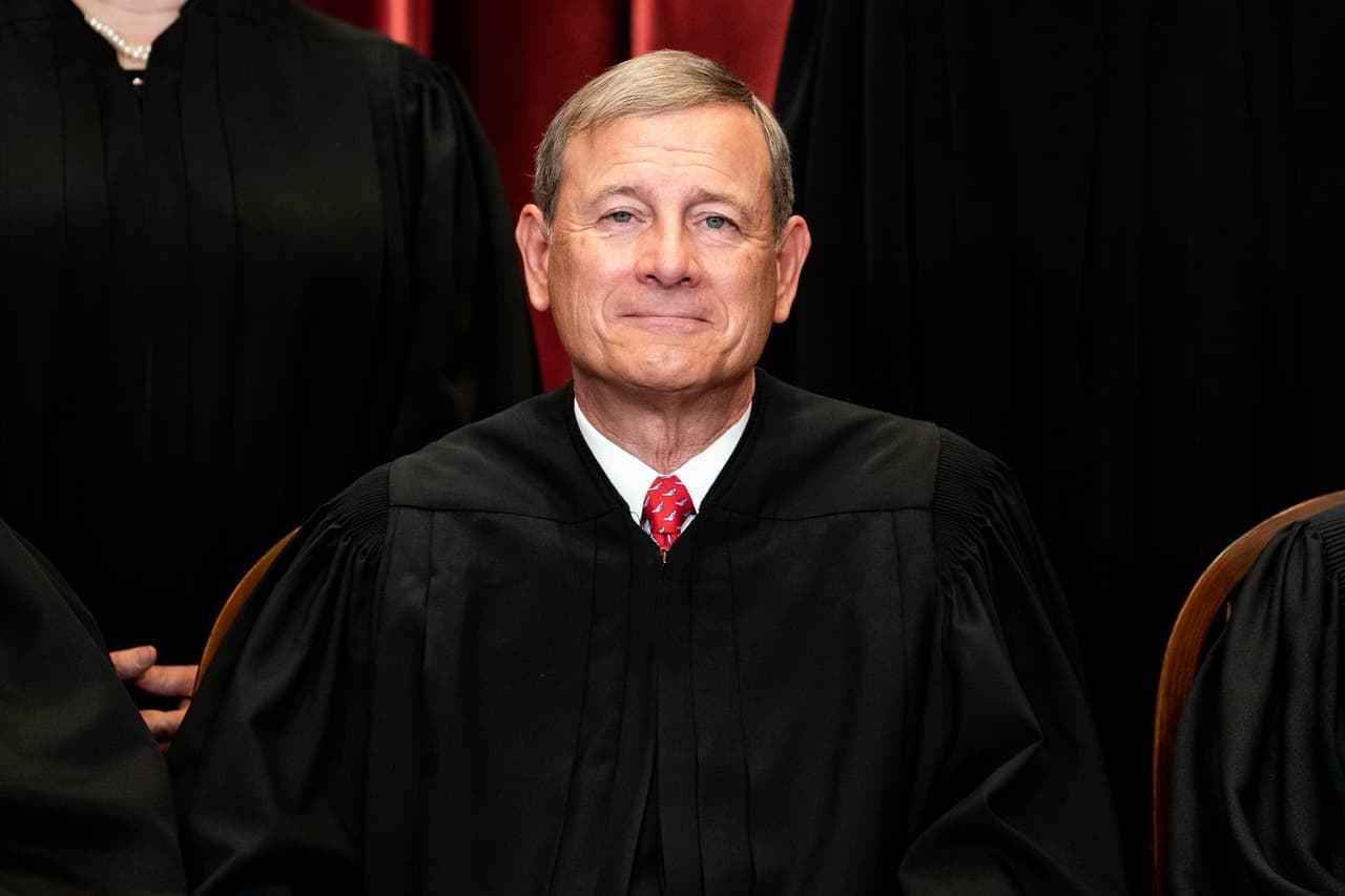<b>John G. Roberts, nacido en 1955. </b>Es el presidente de la Corte Suprema y su tendencia es conservadora. Aunque en principio estaba propuesto para sustituir a la jueza Sandra Day O' Connor, su postulación fue reintroducida al Senado para cubrir la vacante creada con la muerte del entonces presidente del tribunal William Rehnquist. Fue nombrado por el presidente George W. Bush y asumió su cargo el 29 de septiembre de 2005.e la participación popular en decisiones gubernamentales. Fue propuesto por Bill Clinton y está en el cargo desde el 3 de agosto de 1994.