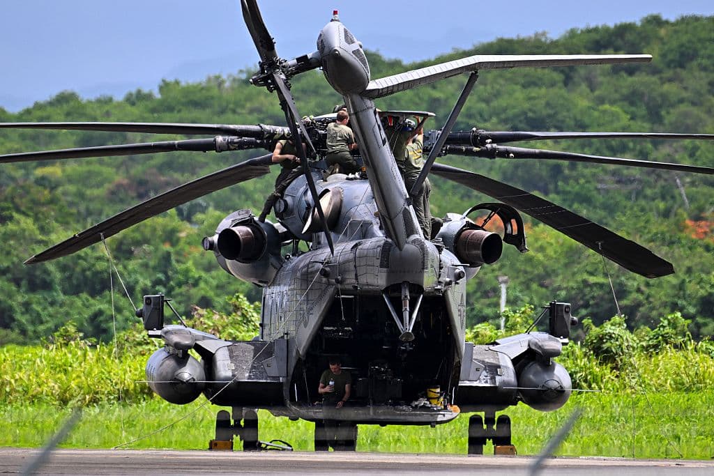 La semana pasada, la Marina de los Estados Unidos trasladó a Ceiba un 
<b>helicóptero de carga Sikorsky CH-53K King Stallion</b>, de los que utilizan para asaltos aéreos, misiones de asistencia humanitaria y también para mantener la logística entre 
<b>las fuerzas terrestres y las marítimas</b>.