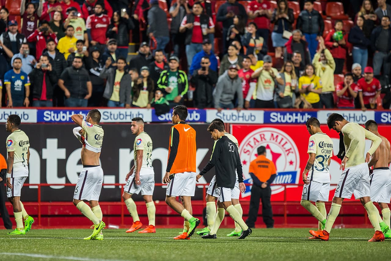 Ricardo Antonio La Volpe llamó a Lainez mientras él calentaba: ‘Hey niño, niño, vos haceme caso’, había olvidado su nombre y se le hizo más fácil hablarle así. Lainez no lo escuchó debido al ruido del estadio y quizá los nervios.