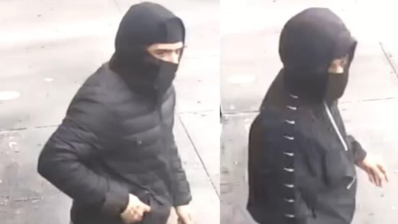  2 encapuchados están robando joyas en las calles de NY; van en un BMW oscuro