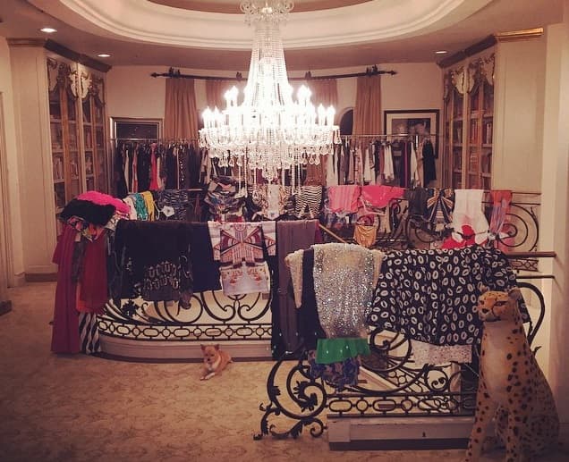 Y cuando las cosas en su casa ya no caben, decide sacarlas para subastarlas o donarlas, según nos cuenta en sus redes sociales.