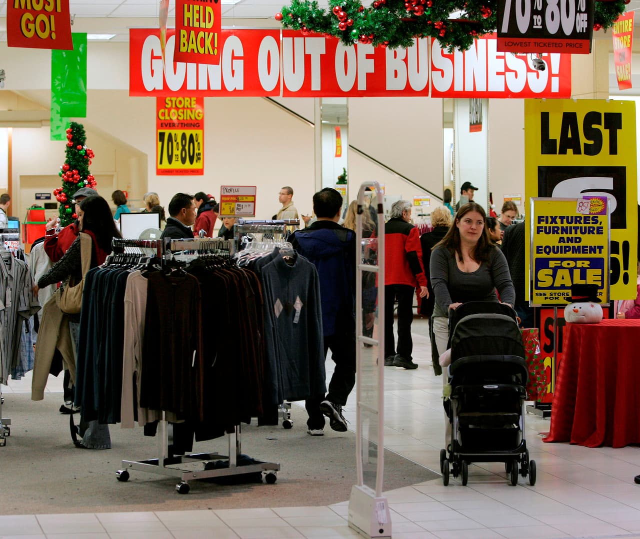 <b>Mervyn's</b>. Esta tienda por departamentos nació en 1949 en California. Tras expandirse a lo largo de todo EEUU por décadas, en los años 2000
<a href="https://www.nytimes.com/2008/10/18/business/18shop.html">comenzó a tener problemas económicos</a>. En 2008 Mervyns se acogió a la bancarrota para intentar salir adelante, pero el estallido de la crisis económica de entonces la hizo sucumbir.