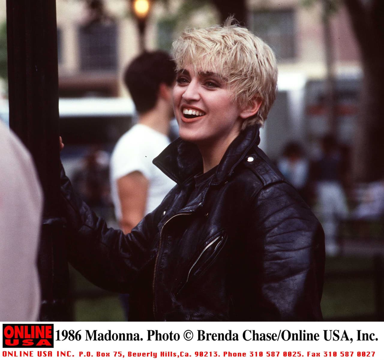 Fue en 1984 cuando Madonna irrumpió en la primera edición de los MTV Video Music Awards con una presentación que dejó a todos con la boca abierta. Vestida de novia y cantando 'Like a virgin', la cantante escandalizó con sus movimientos sexuales y los sectores conservadores de Estados Unidos la tacharon de pervertida, además de acusarla de promover el sexo antes del matrimonio. Madonna encendió más sus coreógrafías en sus conciertos con cada crítica recibida e incluso recibió advertencias de la policía de Toronto, Canada, quienes prometieron arrestarla si volvía a simular una masturbación en el escenario, en mayo de 1990, según información de 
<a href="https://www.revistavanityfair.es/celebrities/articulos/madona-vaticano-excomulgada-tres-veces-papa-francisco/30882" target="_blank">Vanity Fair</a>.