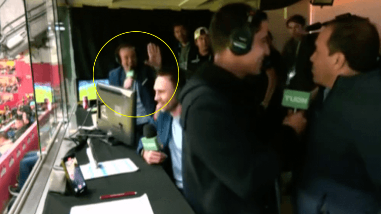 ¡Agárrenlos! Cuau se mete al palco y 'le canta un tiro' a Faitelson