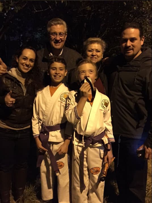 Le gusta hacer deporte como a su hermano Carlo, ambos han ganado premios como en el karate.