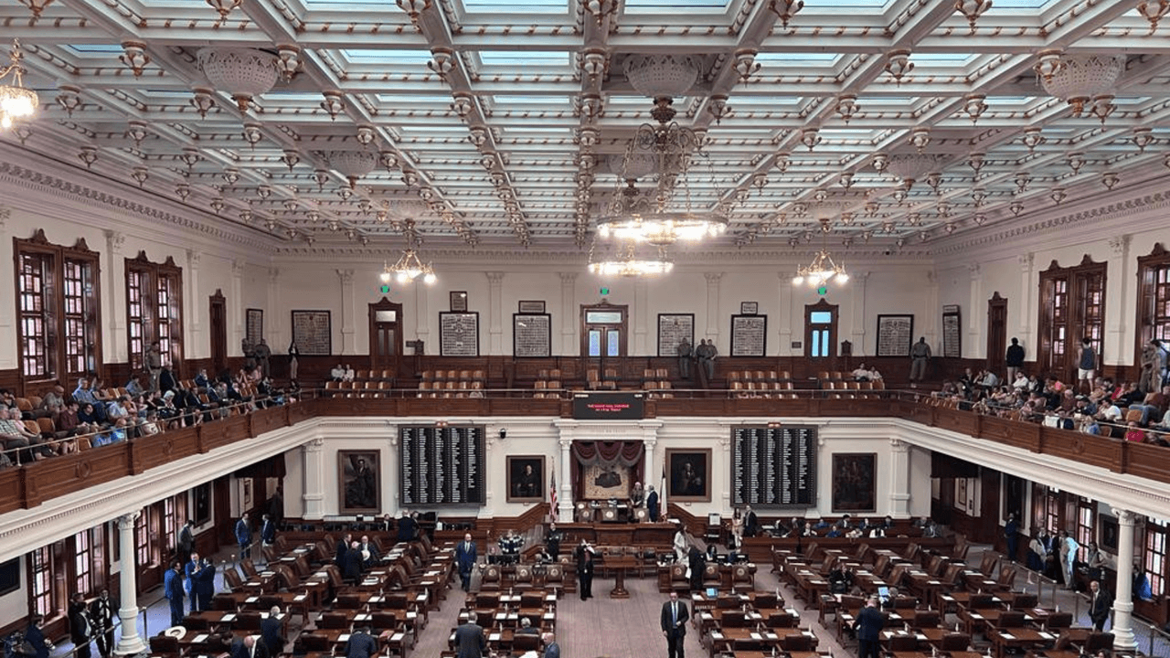 La Cámara de Representantes texana se reúne para votar por la decisión.