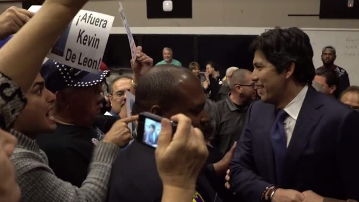 Un hombre increpa al senador Kevin de León durante un foro en una universidad del sur de California.
