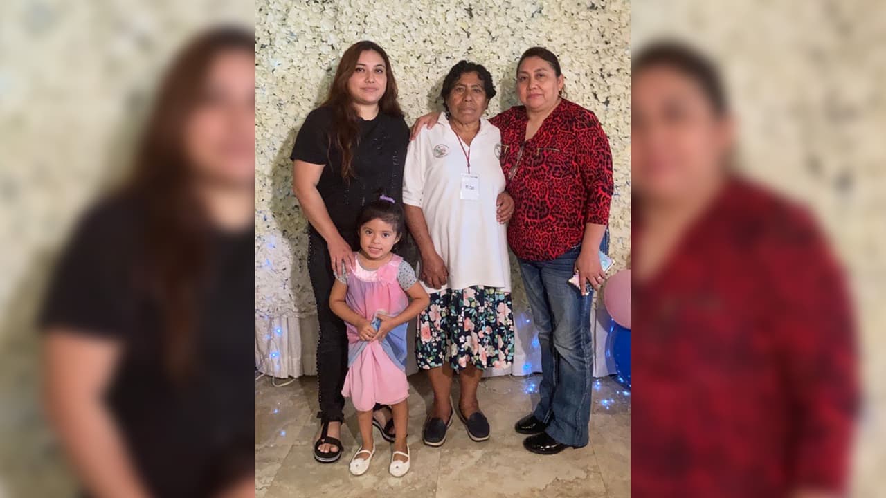 Música, comida y lágrimas acompañaron la reunión de las familias, en ocasiones de hasta cuatro generaciones, como la de Julieta Casino, Estela Lázaro, Érika González y Aliana Meza, abuela, madre, nieta y bisnieta, respectivamente.