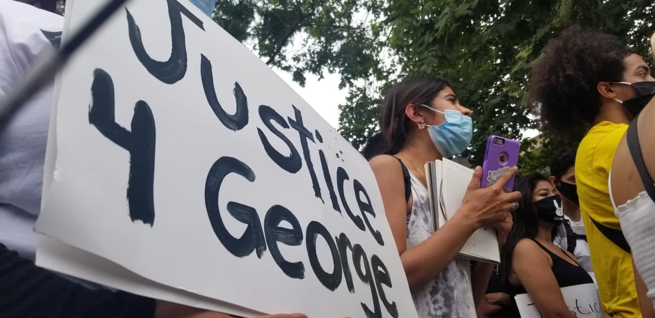El controversial arresto del afroestadounidense George Floyd, y su posterior muerte mientras se encontraba bajo custodia policial en Minneapolis, Minnessota, ha desencadenado 
<b>una serie de manifestaciones, protestas y marchas, las que la mayoría ha terminado con <a href="https://www.univision.com/shows/despierta-america/robar-no-tiene-nada-que-ver-con-la-justicia-alcalde-de-los-angeles-justifica-toque-de-queda-video">disturbios, saqueos y múltiples destrozos al mobiliario urbano. </a></b>