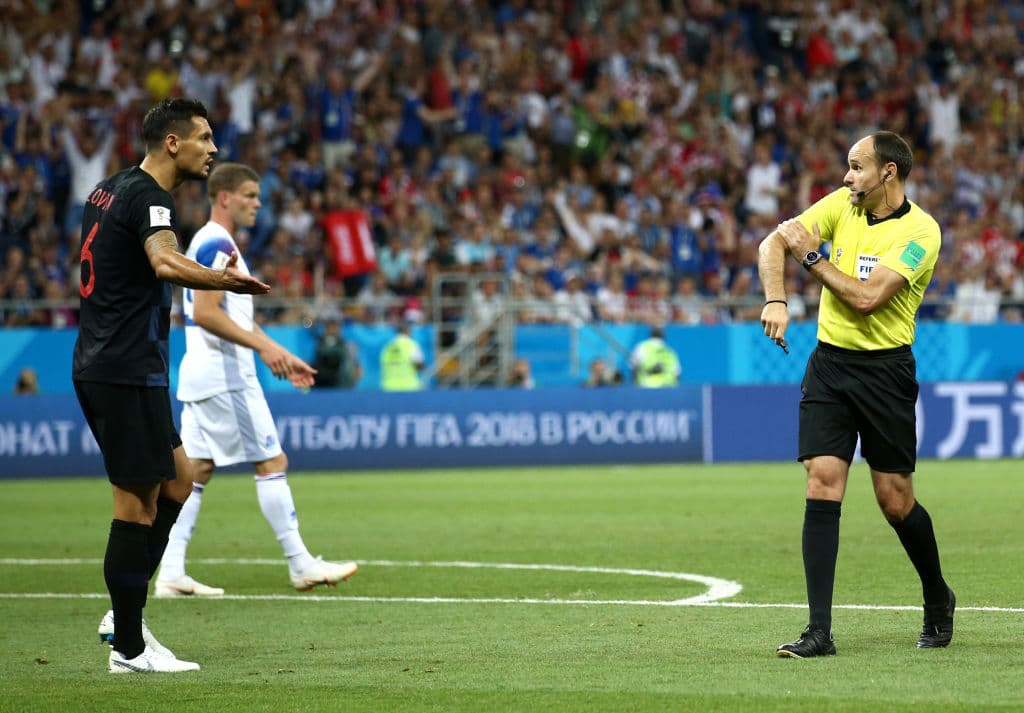 Y a los 75 minutos una jugada desafortunada para los croatas en su área: Dejan Lovren comete una mano. De inmediato, y sin pensárselo dos veces, el árbitro determinó que se cobrara el penalti.