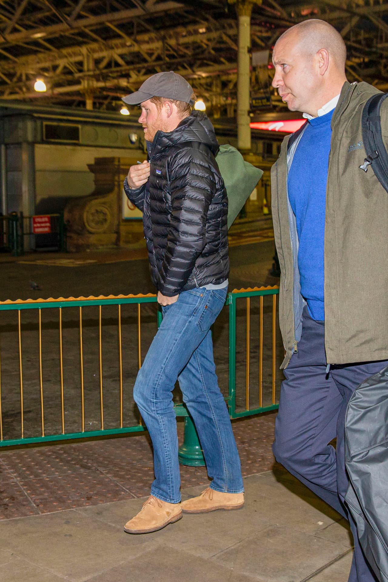 El príncipe Harry regresó el martes 25 de febrero al Reino Unido, proveniente de Canadá, 
<b><a href="https://www.univision.com/famosos/estan-muy-lejos-del-reino-unido-pero-meghan-y-harry-se-instalaron-en-el-lugar-mas-britanico-de-canada-video" target="_blank">país en donde reside</a></b> de manera temporal junto a su esposa Meghan Markle y su hijo Archie Harrison. 
<br>