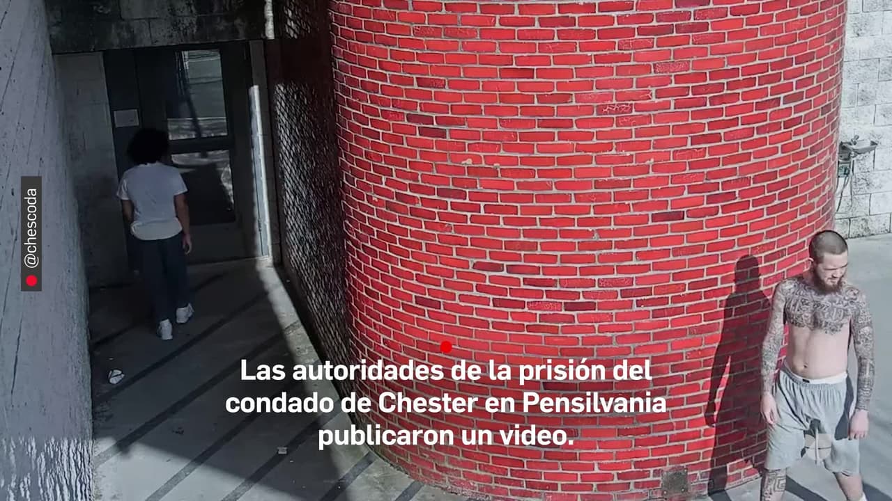 Las autoridades de la prisión del condado de Chester en Pensilvania publicaron un video donde se observa el momento del escape de Danelo Cavalcante, de 34 años, del patio de ejercicio, la semana pasada.