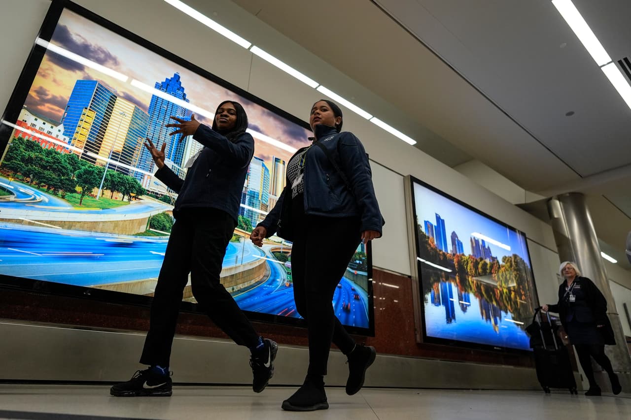 <h2 class="cms-H2-H2">5. <b>Cómo llegar del aeropuerto al centro de Atlanta </b></h2>
<br>
<br>El aeropuerto de Atlanta ofrece una gran cantidad de opciones para quienes llegan y desean trasladarse al centro de la ciudad. 
<br>
<br>Una de las más frecuentes es usar el sistema de metro de la ciudad, conocido como el MARTA (Metro Atlanta Rapid Transit Authority). Este recorre el centro de la ciudad por un costo de $2.50 y en días de mucho tráfico, en menos tiempo. 
<br>
<br>También puedes usar opciones como Uber y Lyft, taxis y la renta de autos. Para llegar a la zona de renta de autos, debes trasladarte al centro de renta de autos donde encontrarás todas las opciones para tu estadía en la ciudad. 
<br>