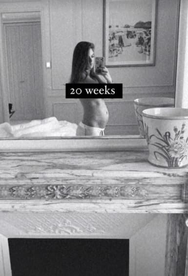Con un par de fotografías en toples que compartió en sus historias de Instagram mostró cómo luce su vientre ahora que 
<b>tiene 20 semanas de embarazo</b>.