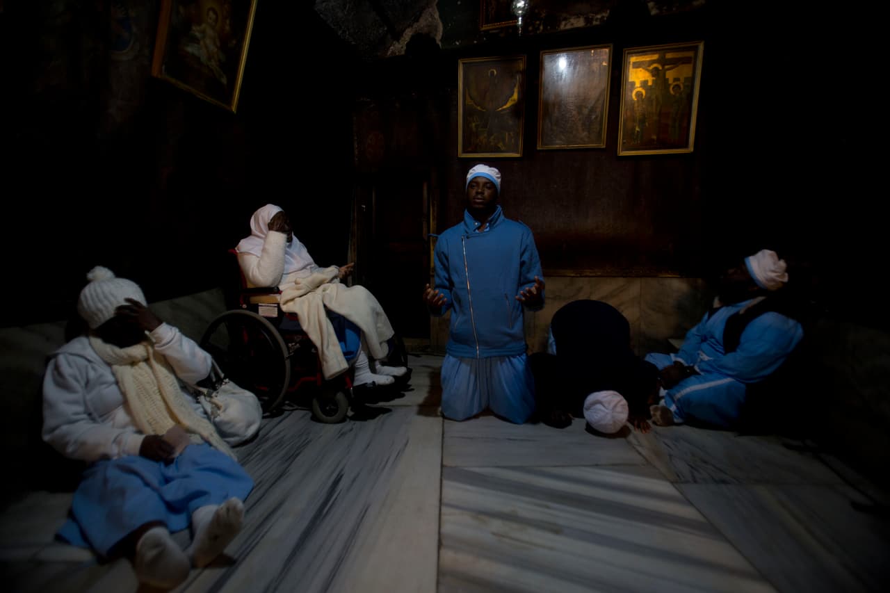 La ciudad de Belén, en los territorios palestinos, se prepara desde hace semanas para recibir a peregrinos del mundo entero, que se unirán a los palestinos cristianos de la ciudad. Peregrinos provenientes de Nigeria rezan en la gruta de la Iglesia de la Natividad, el sitio donde según la tradición cristiana nació Jesús, en Belén.